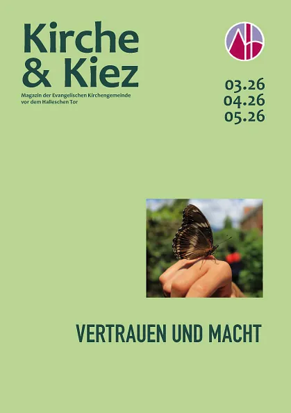 Broschürencover: Magazin „Kirche & Kiez“, Hände halten Setzling.