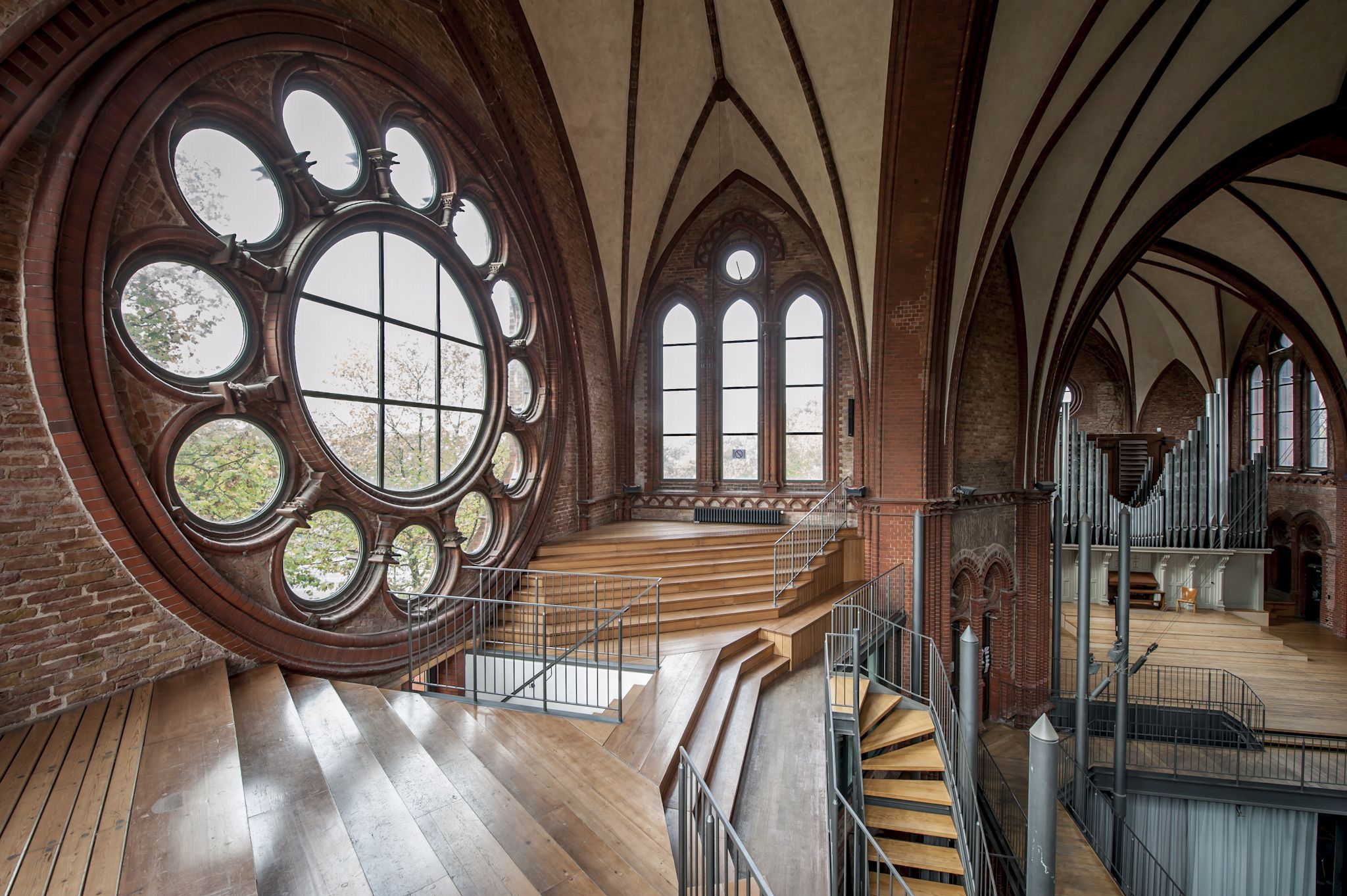 Riesige runde und spitze Fenster erhellen alte Kircheninterieur.