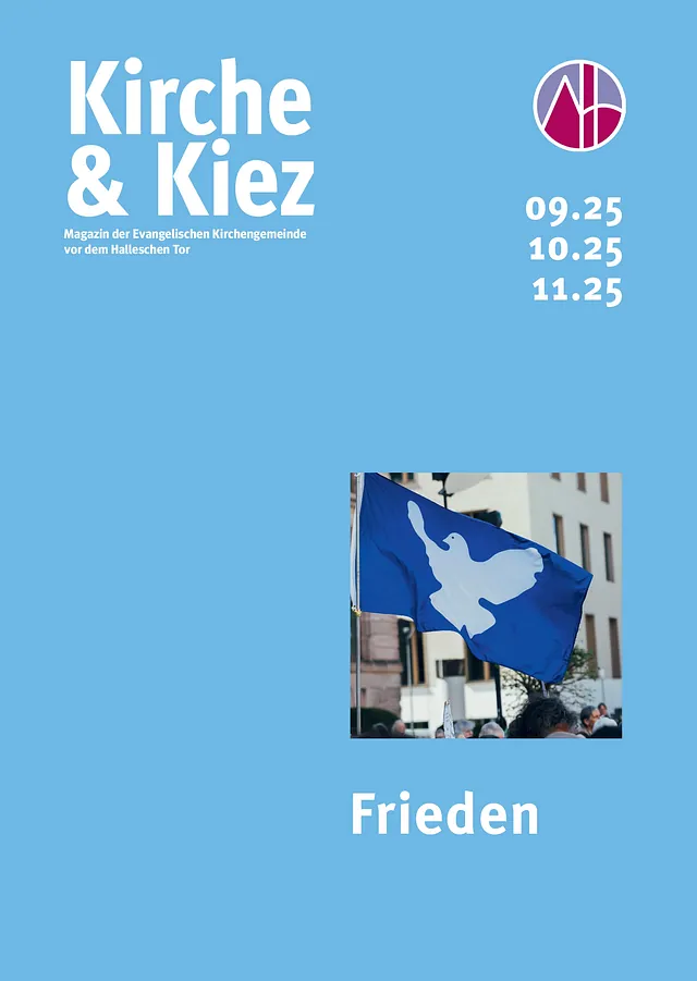 Broschürencover: Magazin „Kirche & Kiez“, Hände halten Setzling.