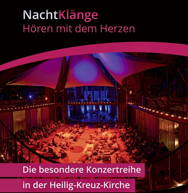 Konzert in Kirche, stimmungsvolles Licht, Publikum sitzend und liegend