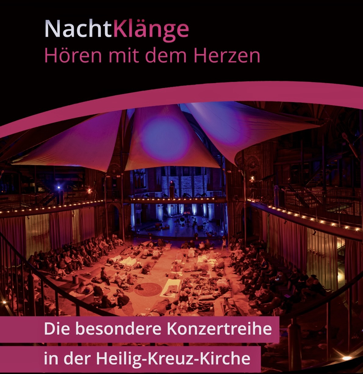 Konzert in Kirche, stimmungsvolles Licht, Publikum sitzend und liegend